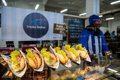 Gdansk. Hala postoczniowa przy ul. Doki 1. BioBazar...