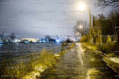 Gdańsk. Wysoki poziom wód Motławy, który jest efektem...