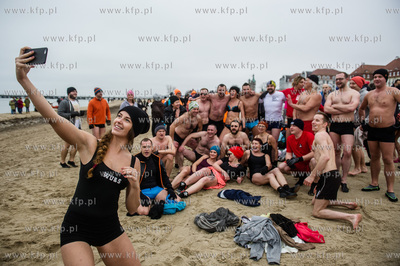 Plaża w Sopocie. Charytatywne morsowanie, w czasie...