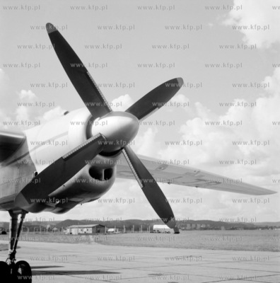 Samolot Polskich Linii Lotniczych LOT An-24 na lotnisku...