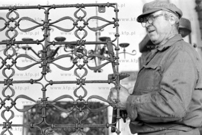 Aleksander Sprenger, pracownik pracowni kowalstwa artystycznego...