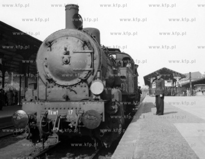 Parowóz z serii TKw1 odjeżdza z peronu dworca PKP...