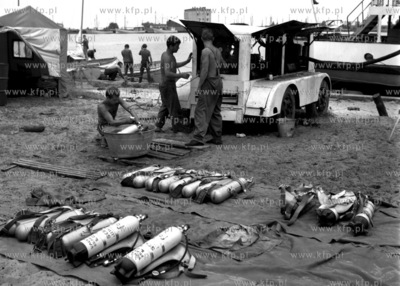 Przygotowanie akwalungów do nurkowania.
08.1967
0000959z_sierpien1967
Fot....