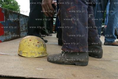 Wiec ok. 300 pracownikow Stoczni Gdanskiej . Stoczniowcy...