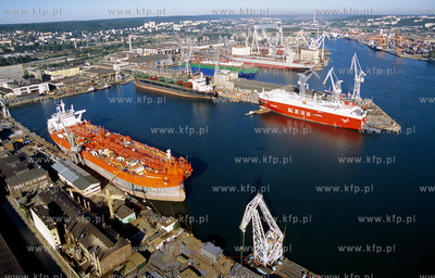 Port Gdynia z lotu ptaka. Na pierwszym planie Basen...