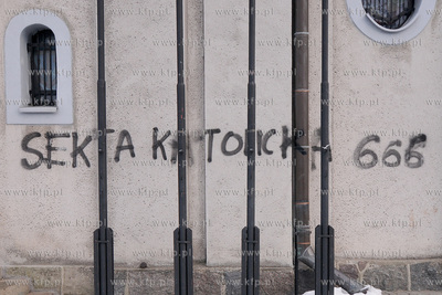 Antyklerykalne napisy pojawily sie na kosciolach w...
