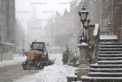 Zasniezona starowka Gdanska Nz. odsniezanie ulicy Dlugiej....