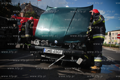 Zderzennie dwoch samochodow (zielonego BMW i srebrnego...