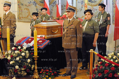 Warszawa. Trumna z cialem Ryszarda Kaczorowskiego -...