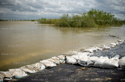 Waly przeciwpowodziowe w miejscowosci Leszkowy
 25.05.2010...