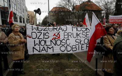 Szczecin. Protest i przemarsz ludzi, ktorzy nie zgadzaja...