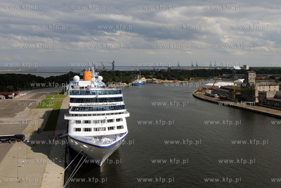 Statek wycieczkowy M/s Columbus 2 zacumowany przy Nabrzezu...
