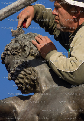 Gdansk, Dlugi Targ. Neptun odzyskal lewa reke, ktora...
