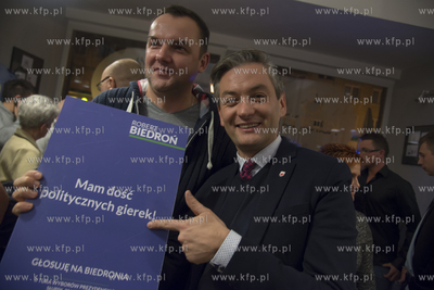 Wieczor wyborczy w sztabie kandydata na prezydenta...