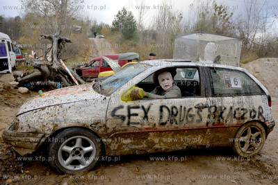 ZYWE TRUPY GRASOWAŁY W KOLIBKACH. Kolejna 14. juz...