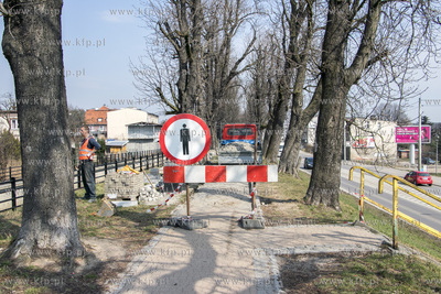 Ukladanie kostki brukowej w ciagu pieszo - rowerowym...