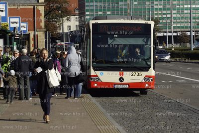 Gdańsk, Podwale Grodzkie.  Autmobus miejski marki...