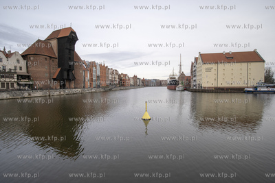 Gdańsk. Żuraw i budynki Narodowego Muzeum Morskiego....