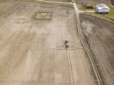 Wiosenne prace rolnicze. Wiosenne opryski na polu w...
