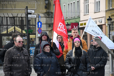 Około setki przeciwników szczepień i obostrzeń...