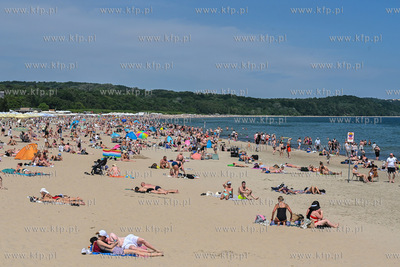 Sopot. Plaża. Upalny weekend spowodował liczne przybycie...