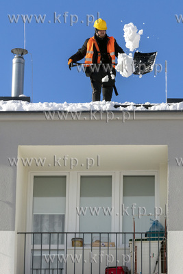 Odśnieżanie dachu bloku przy ulicy Niepodległości...