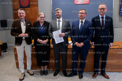 Podpisanie umowy na przebudowę wiaduktu nad linią...