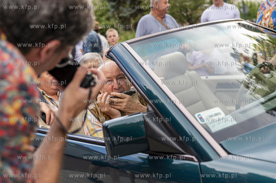 Sopot. Parada ulicą Bohaterów Monte Cassino do muszli...