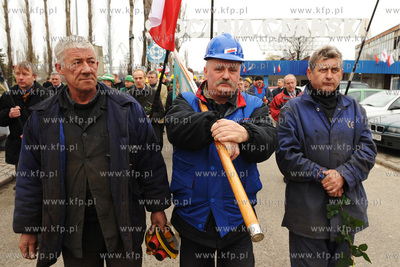 Stoczniowcy ze Stoczni Gdanskiej w holdzie tragicznie...