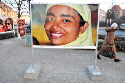 Wystawa Elzbiety Dzikowskiej "Usmiech swiata" umiejscowiona...