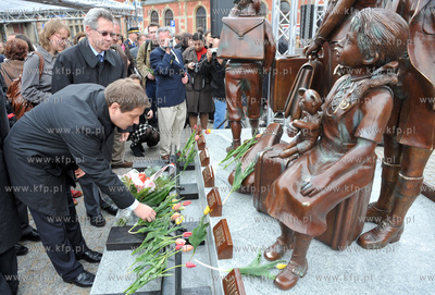 Przed Dworcem PKP w Gdansku odslonieto pomnik poswiecony...