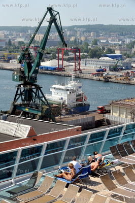 Statek wycieczkowy Costa Pacifica plywajacy pod wloska...