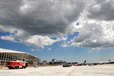 Uroczystosc zawieszenia wiechy nad nowo budowanym terminalem...