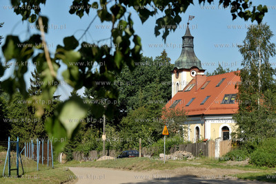 Wies Sulmin na Kaszubach w gminie Zukowo.Dawny kosciol...