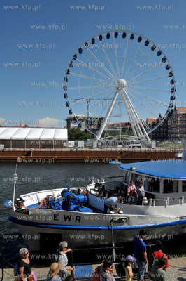 Wielkie kolo widokowe stanelo na Wyspie Spichrzow w...