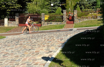 Deptak na ul. Klasztornej w Zukowie. 10.07.2014 Fot....