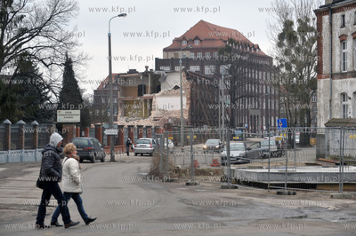 Wyburzanie budynku dawnej szwalni na ul. Walowej w...