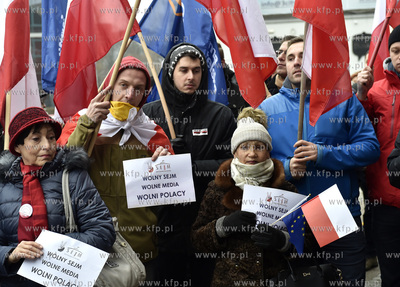 Pikieta opozycji przed biurami posłów PiS na Targu...