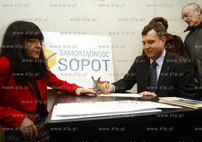 Sopot. Dom handlowy Monte. Mieszkancy Sopotu skladaja...