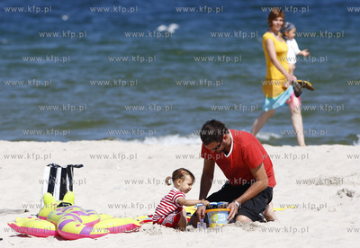 Polwysep helski. Marcin Prokop nad morzem z coreczka.
23.07.2008
fot....