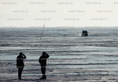 Krynica Morska. Zamarzniety Zalew Wislany.
24.01.2010
fot....