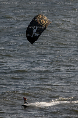 Gdynia Orlowo. Kitesurfing.
25.10.2011
fot. Krzysztof...
