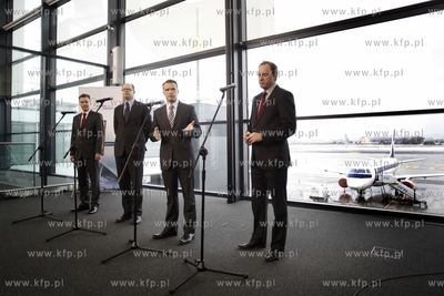 Gdańsk. Konferencja prasowa ministra transportu budownictwa...