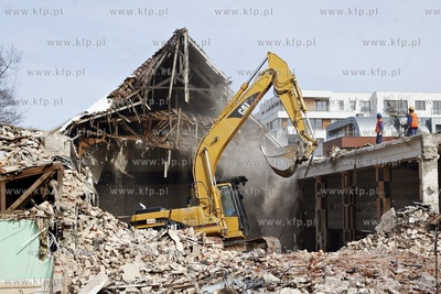 Gdansk. Wyburzanie budynku bylego kina Znicz przy ul....