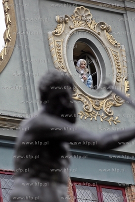 Gdansk. Uroczysty powrot Panienki z Okienka
do kamienicy...