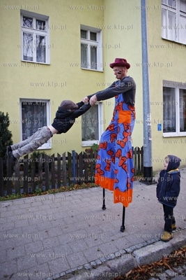Gdansk Letnica. Parada szczudlarzy, ktora miala na...