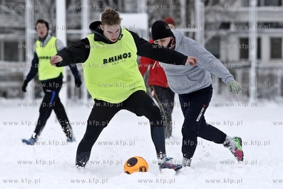 Gdansk Zaspa. Pilkarski turniej dzikich druzyn Do przerwy...