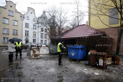 Straznicy miejscy kontroluja stan wiaty smietnikowej...