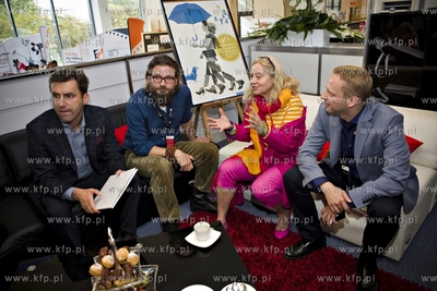 Gdynia. Festiwal Filmowy w Gdyni. Nz. ekipa twórców...