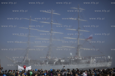 Powrót do portu w Gdyni żaglowca Dar Młodzieży...